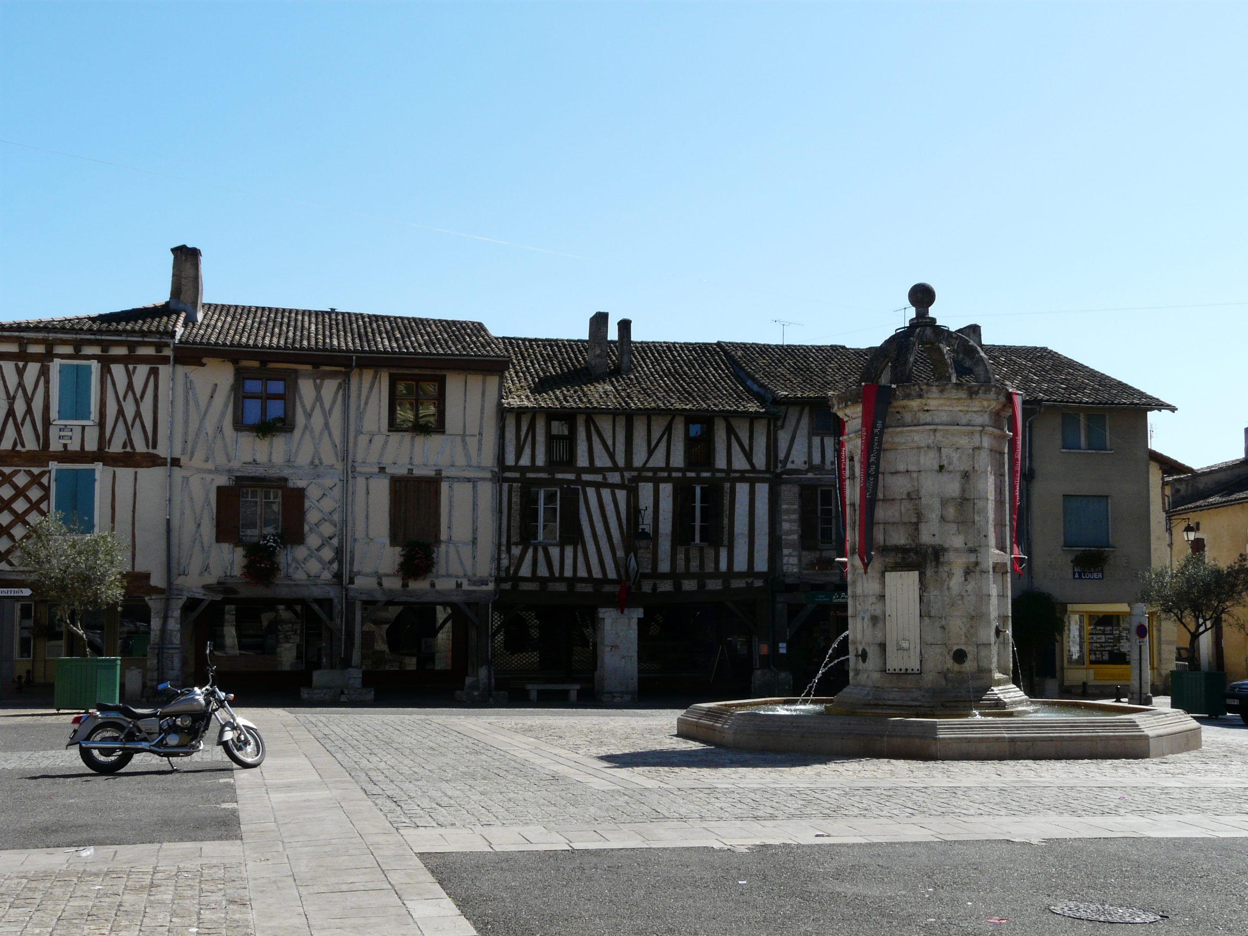 Place et arcades d’Eymet en Dordogne