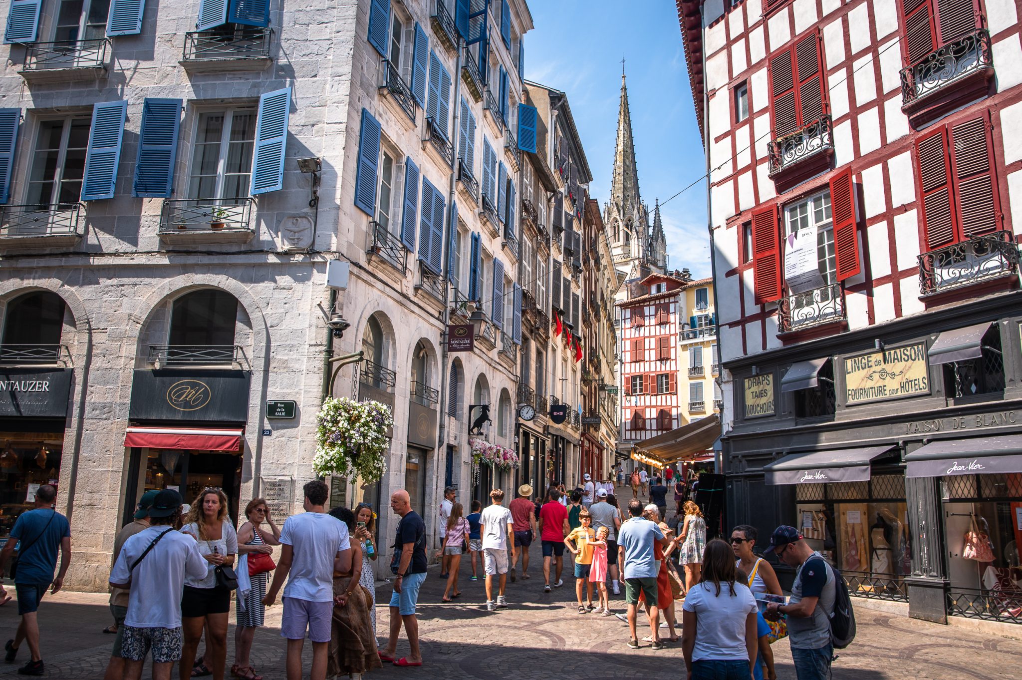 Rue commerçante du centre-ville de Bayonne – immobilier local